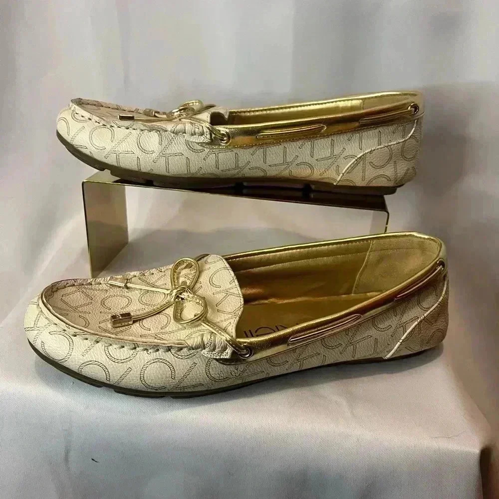 New CALVIN KLEIN WOMEN’S MOCCASINS SIZE 8.5 LAYA-T  GOLD BOW CK LOGO - Picture 3 of 7